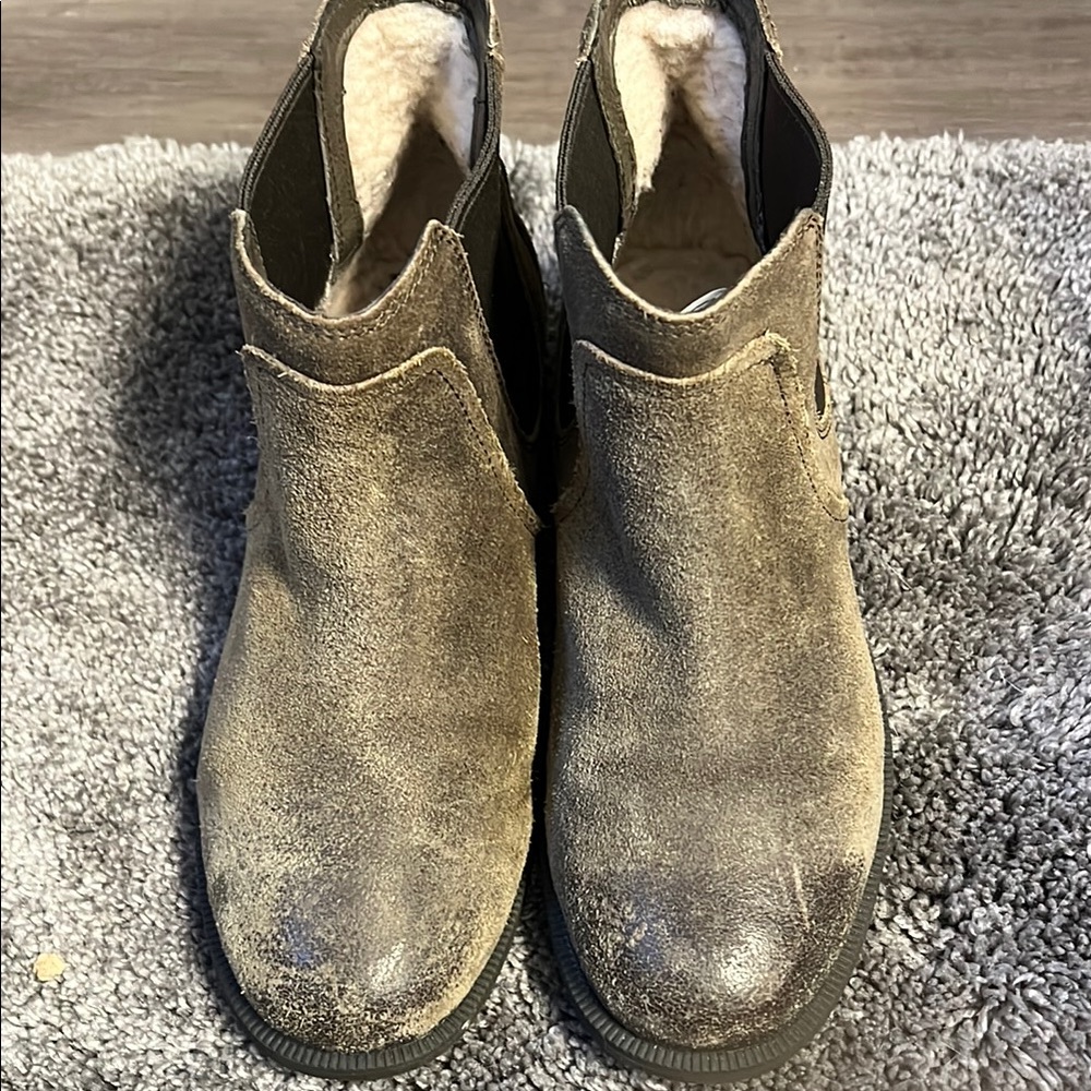 Women’s olive green rustic authentic ugg ankle bootss. No flaws size 7 guc
